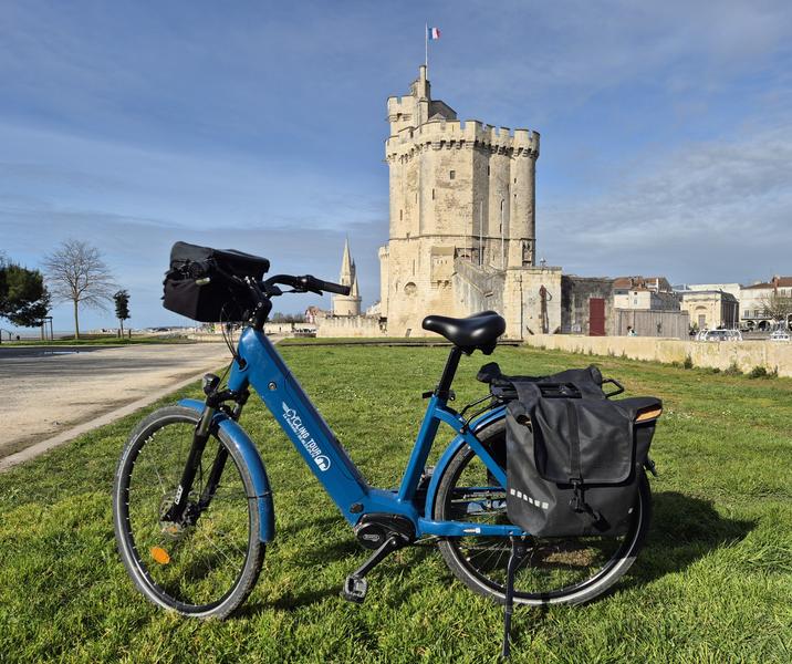 Vélo à assistance électrique cargo devant les Tours de la Rochelle
