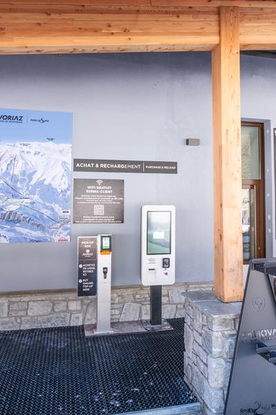 Caisse automatique vente de forfaits Gare inférieure de la Télécabine d’Ardent._Avoriaz
