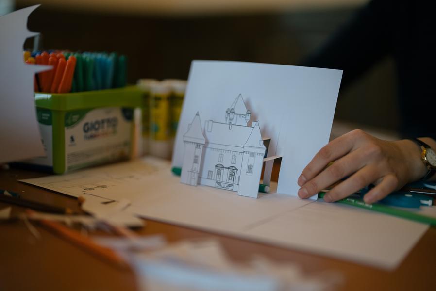 Atelier famille au Château dAubenas : Création dune carte pop-up du Château