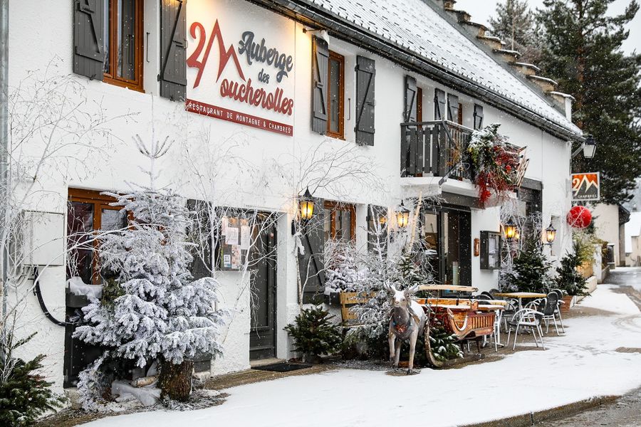 Façade auberge en hiver