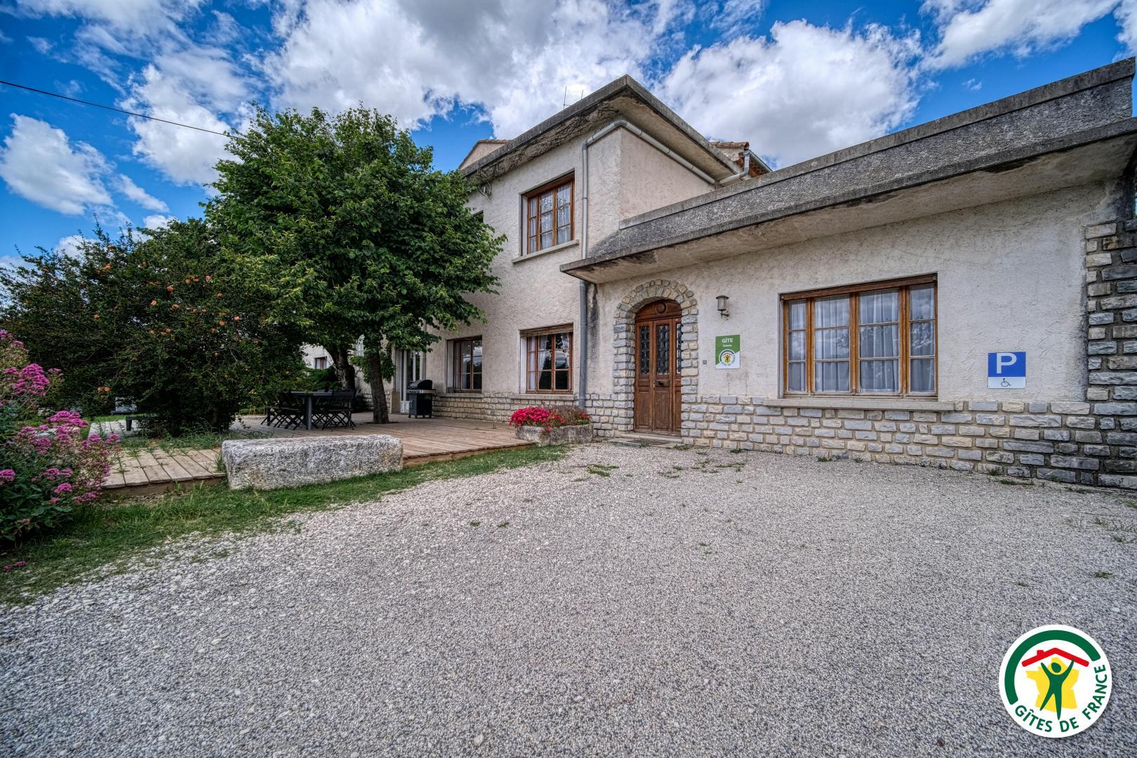 L'entrée du gîte et le parking privatif