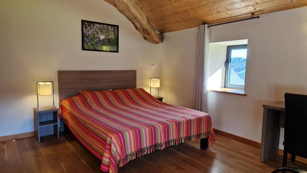 Gîte du Grand Peisselay à VALSONNE (Rhône - Beaujolais Vert): chambre à grand lit, à l\'étage. La suite parentale.