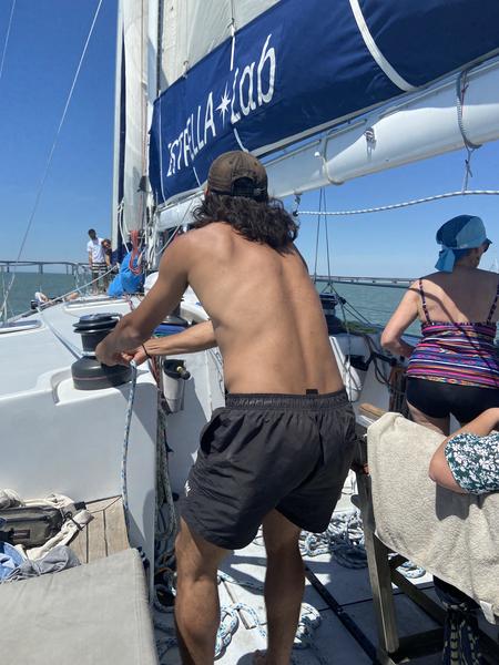 Une homme tirant une corde sur le bateau.
