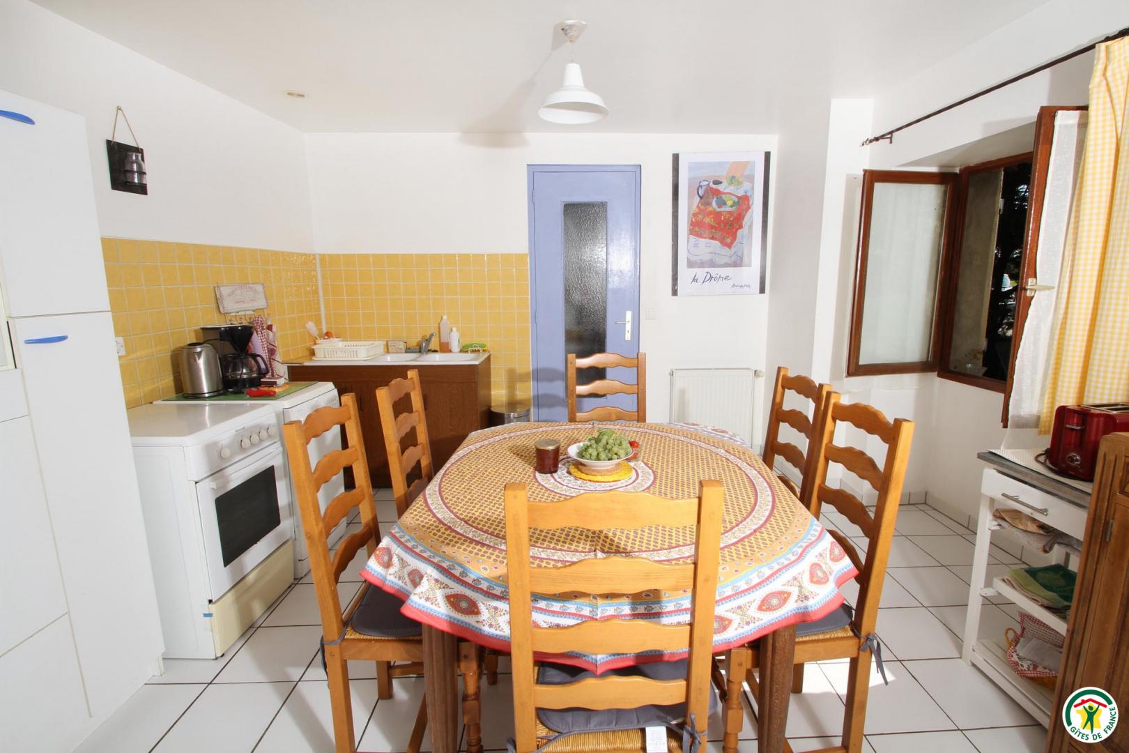Cuisine ( Lave-vaisselle, four, micro-onde,réfrigérateur avec freezer) Vue sur jardin et cours arborée - Photo Gîte de France