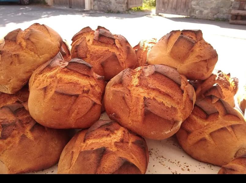 Vente de pain cuit de manière traditionnelle au four banal._Vallouise-Pelvoux