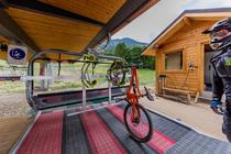 VTT accroché au support du télésiège du Clos Bertrand à Val d'Allos - le Seignus en été