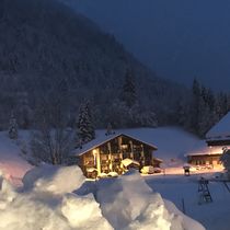 Vue de l'hôtel en hiver sous la neige la nuit
