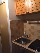 Coin cuisine carrelée avec évier, plaques de cuissons électriques