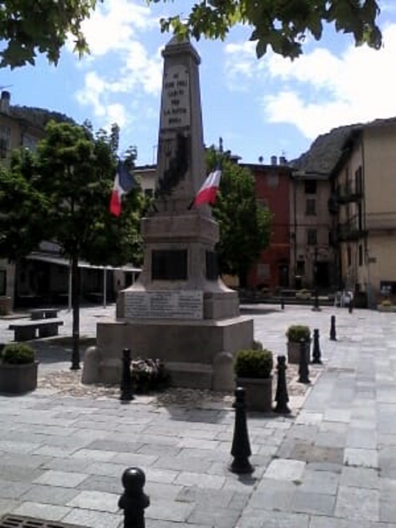 Le monument se situe sur la Place de Nice.