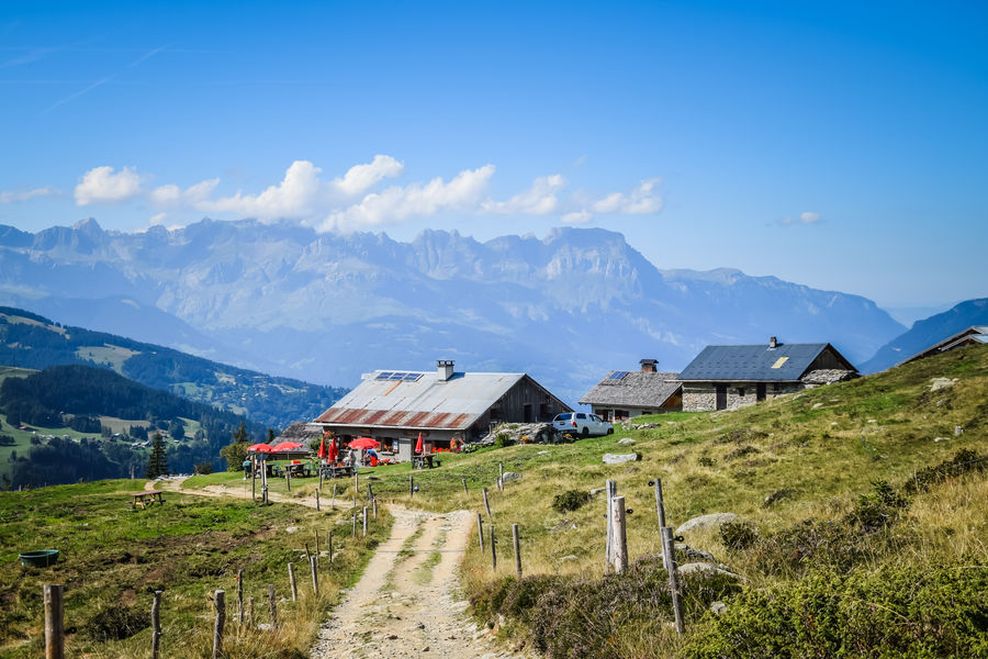 Le refuge du Truc face à la chaîne des Aravis