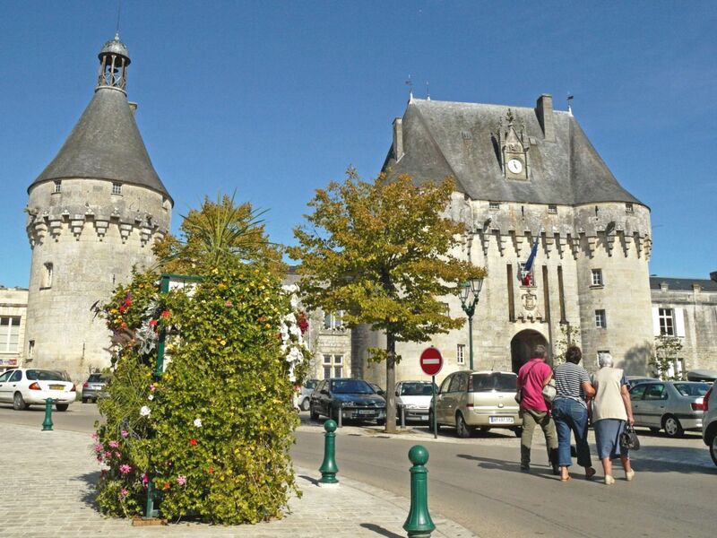 ch-teau-de-jonzac-jonzac-17500-sites-et-monuments-historiques