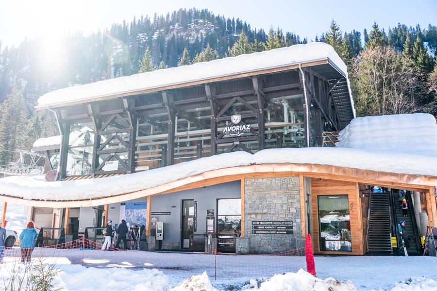 Caisse automatique vente de forfaits Gare inférieure de la Télécabine d’Ardent._Avoriaz