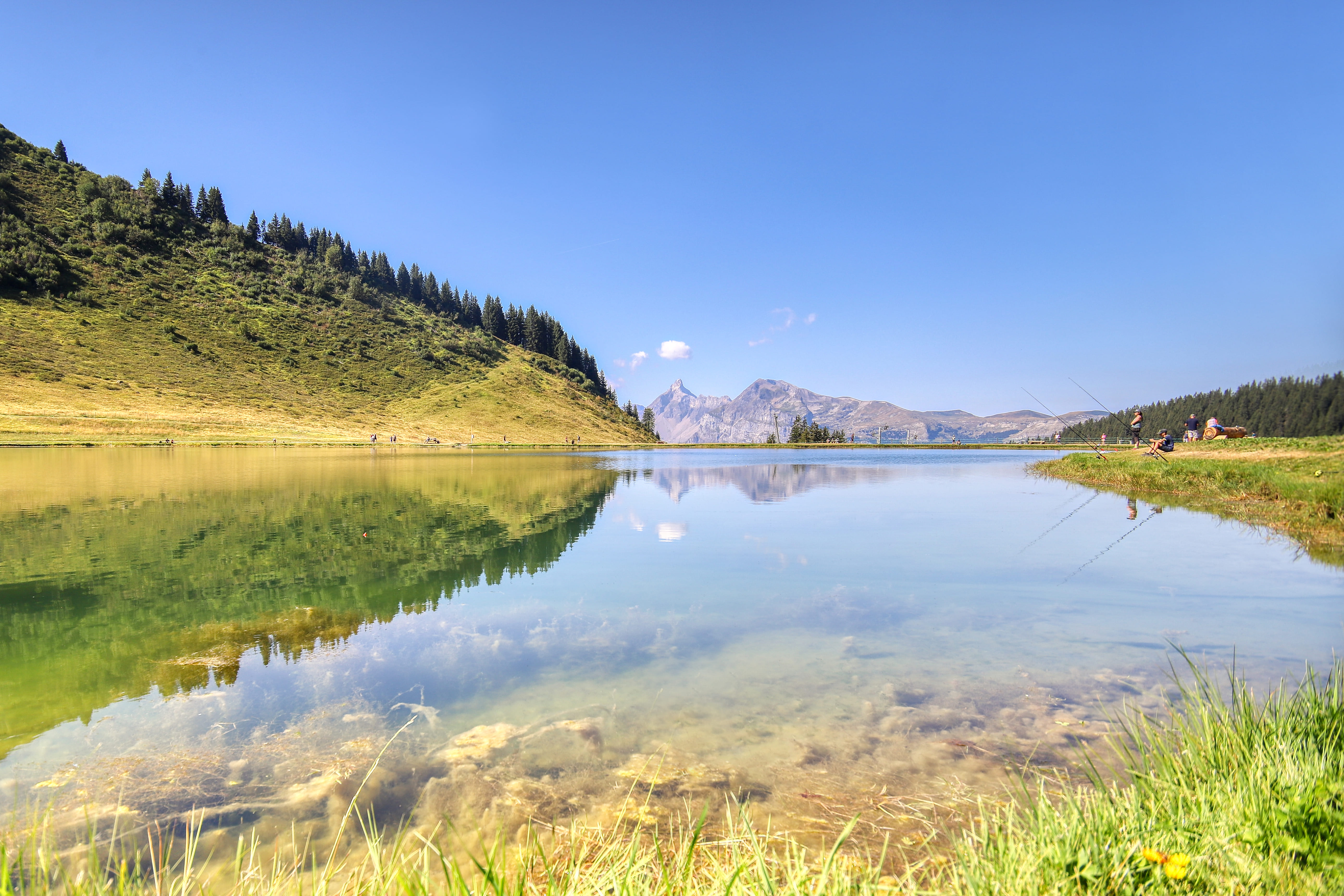 Vue de l'autre bout du lac sur la Pointe Percée en toile de fond