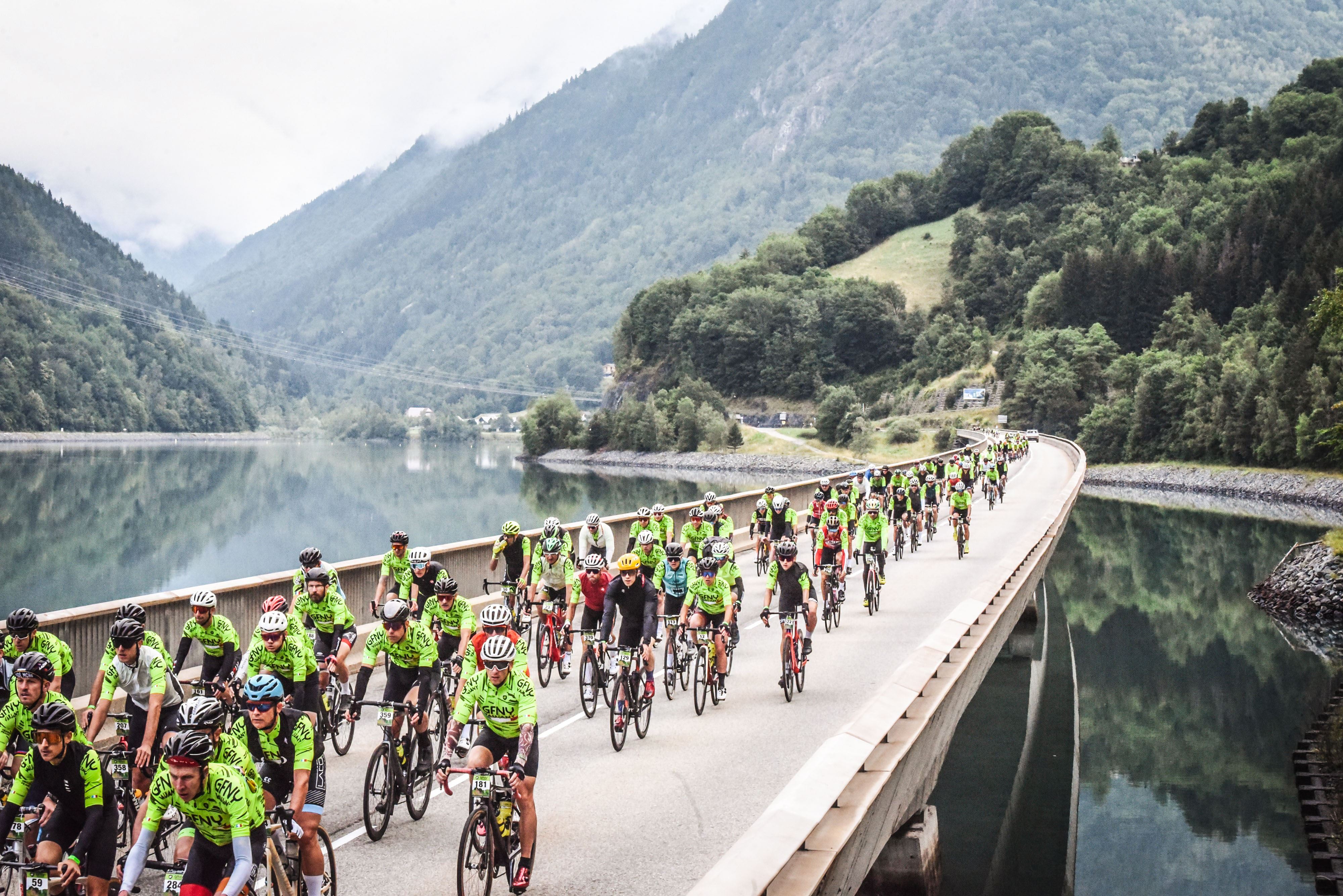 Cyclistes sur le pont du Verney