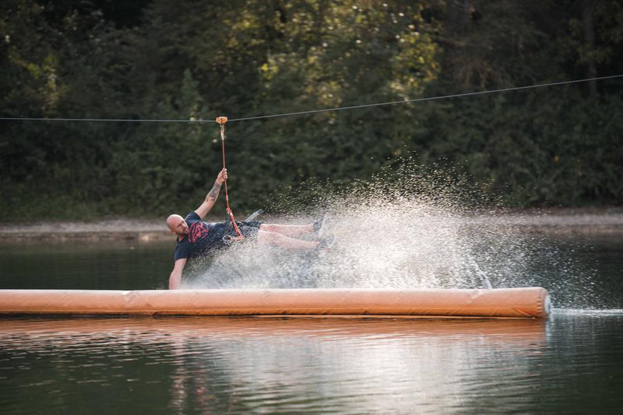 Tyrolienne au dessus du Lac Tyrolienne au dessus du Lac
