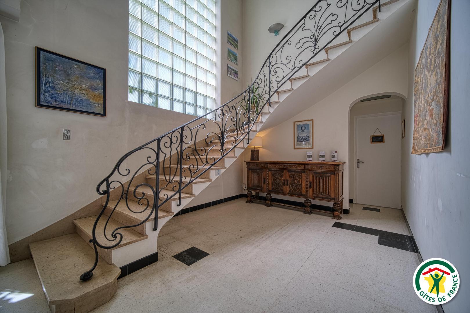 Le hall d'entrée, avec l'escalier menant au 1er étage