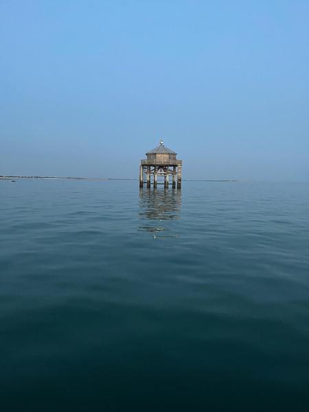 Le "Phare du bout du monde" au milieu de l'océan.