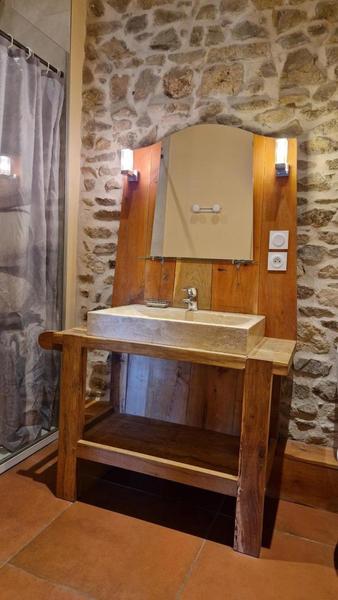 Gîte du Grand Peisselay à VALSONNE (Rhône - Beaujolais Vert): une deuxième salle d\'eau.