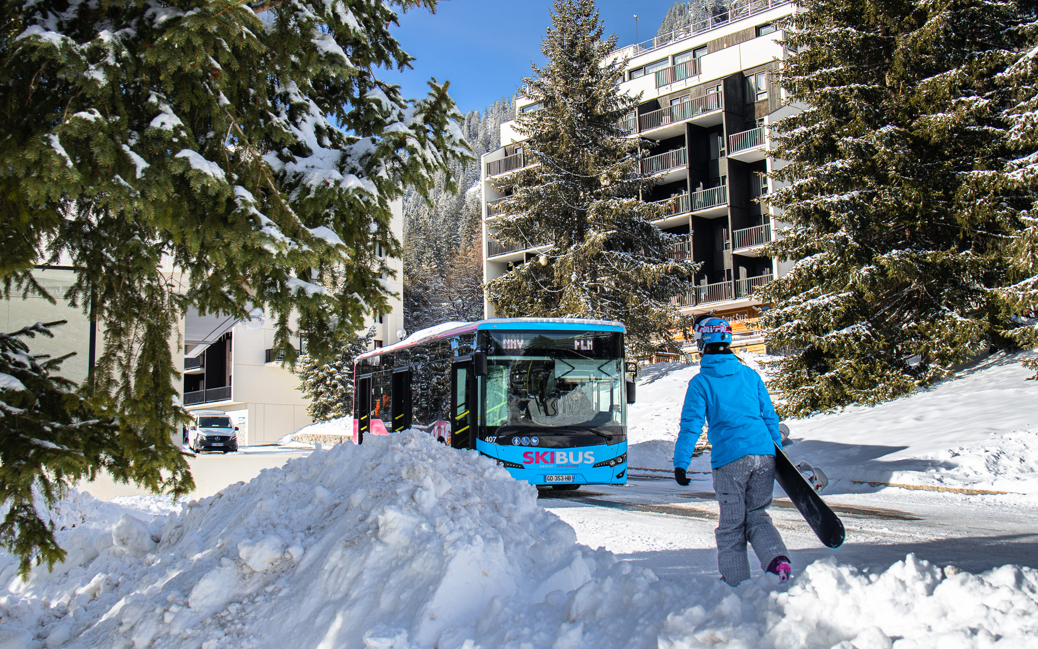 Arrêt navette situé devant l'ascenseur N°1