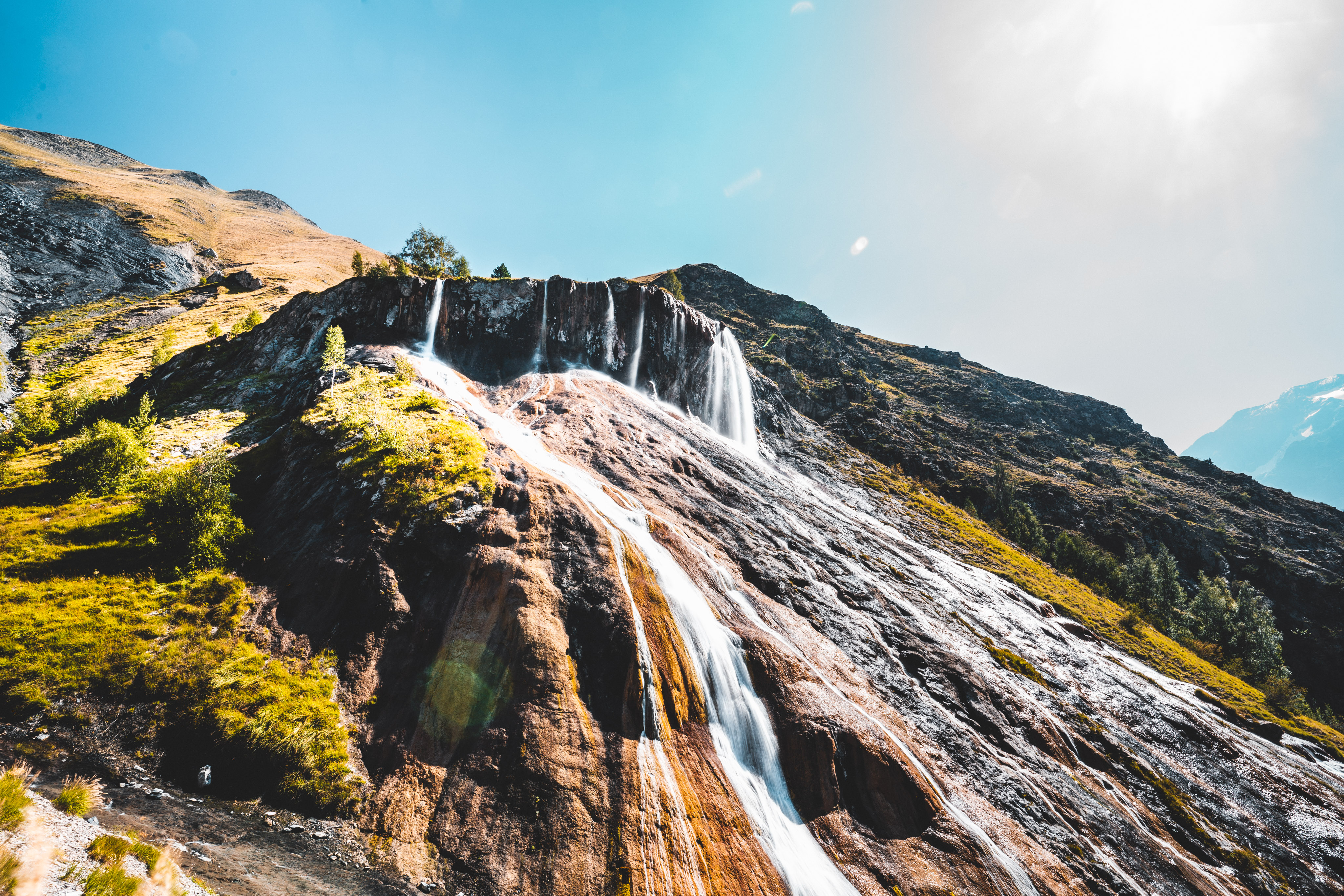 Cascade dans un paysage d'été