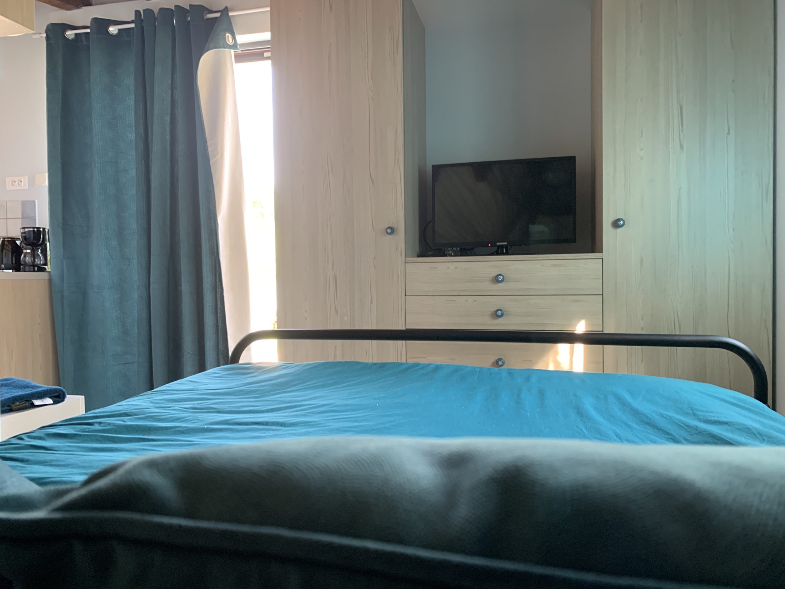 télévision et rangement de la chambre