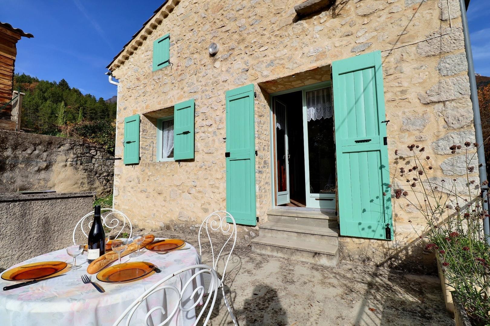 La terrasse et l'entrée du gîte