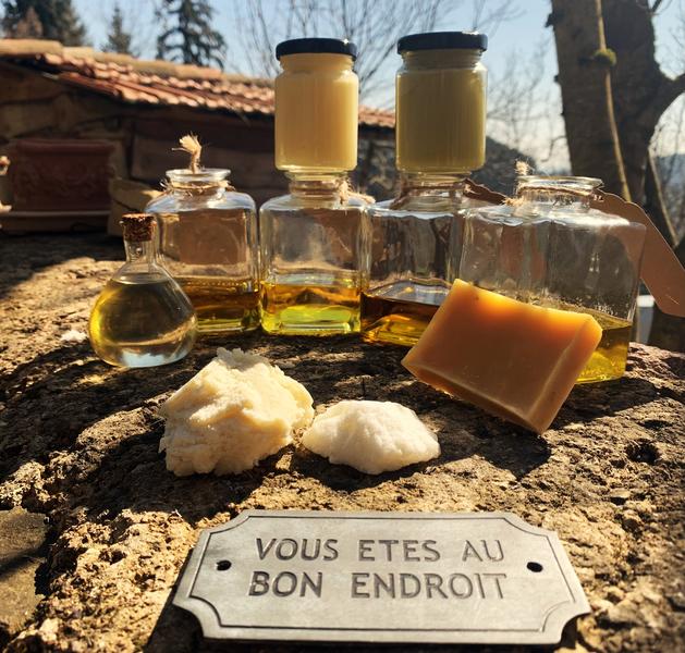 Le petit marché des artisans chez les savonnières
