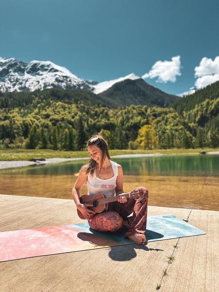 - © Marlène Aimar PILATES SUR LA TERRASSE DU SAUNA – AUBERGE DE LA GRAVIÈRE_Orcières - © Marlène Aimar