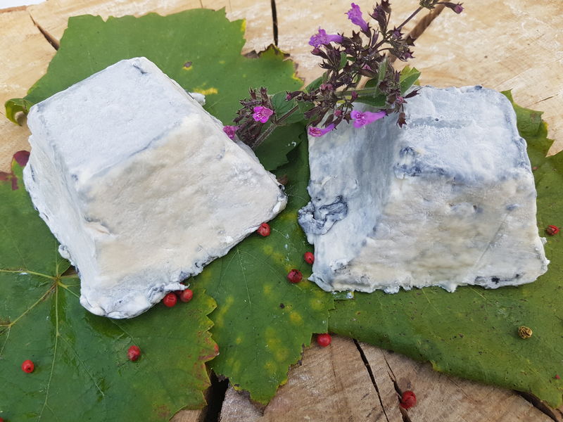 Pyramides de chèvre au lait cru cendré