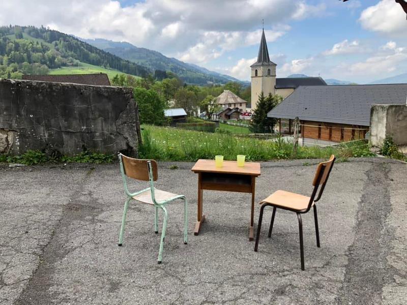 vue sur l'église depuis la cour vue sur l'église depuis la cour