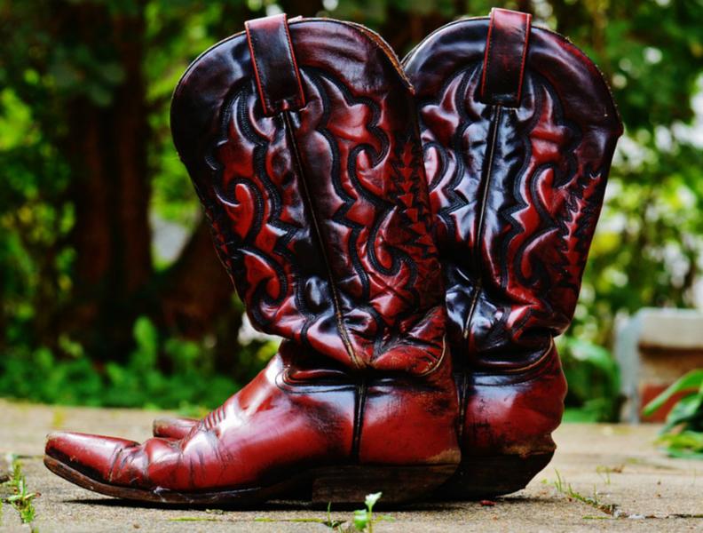 Des bottes de country posées par terre