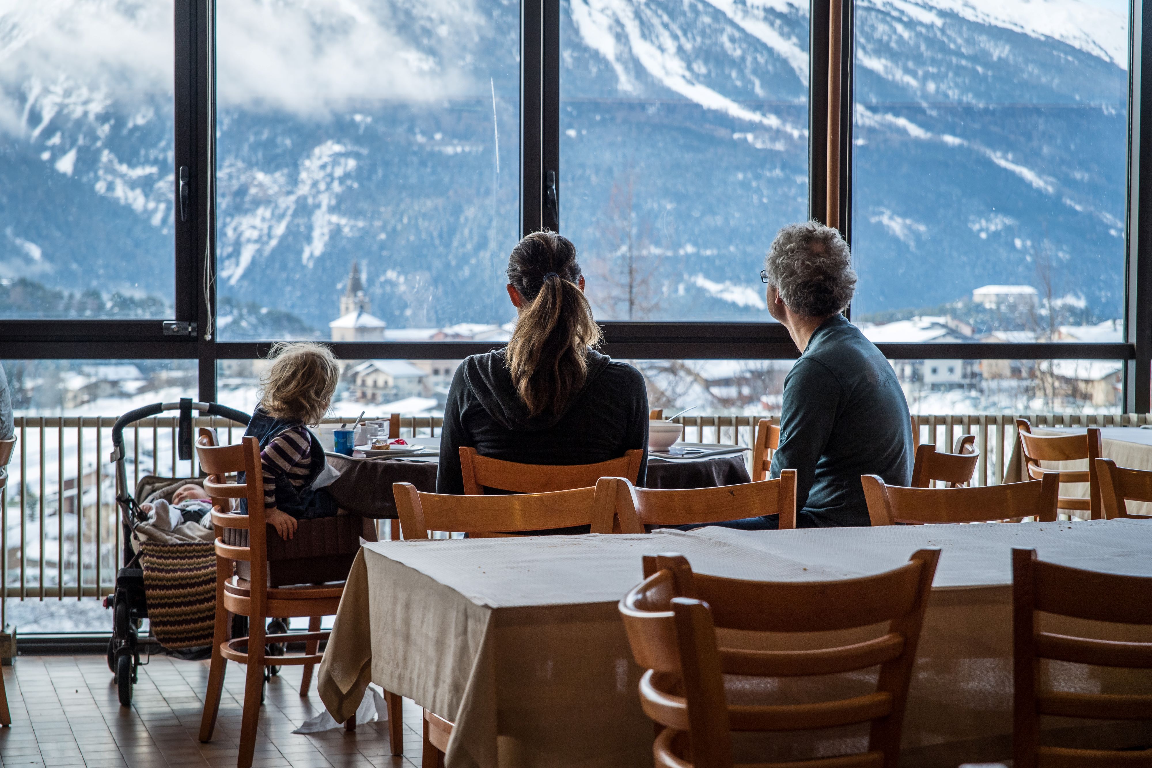 Une famille atablée avec vue panoramique