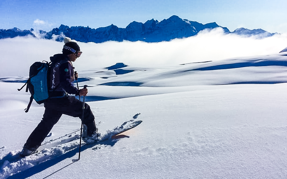 Cours de freeride avec vue sur le mont Blanc au sommet des Grandes Platières