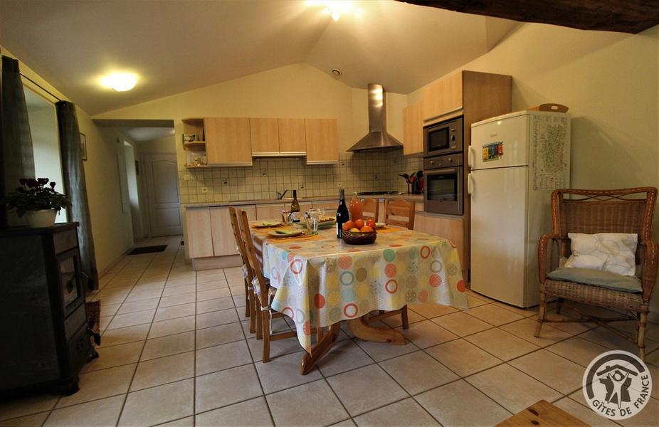 Gîte de Montmenot à Ancy (Rhône - Monts du Beaujolais): le coin-cuisine.