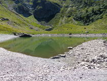 Lec lac dans son écrin de verdure