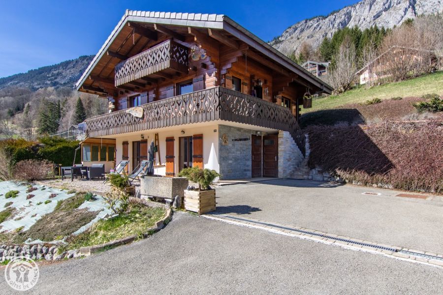 Apartment in detached chalet 