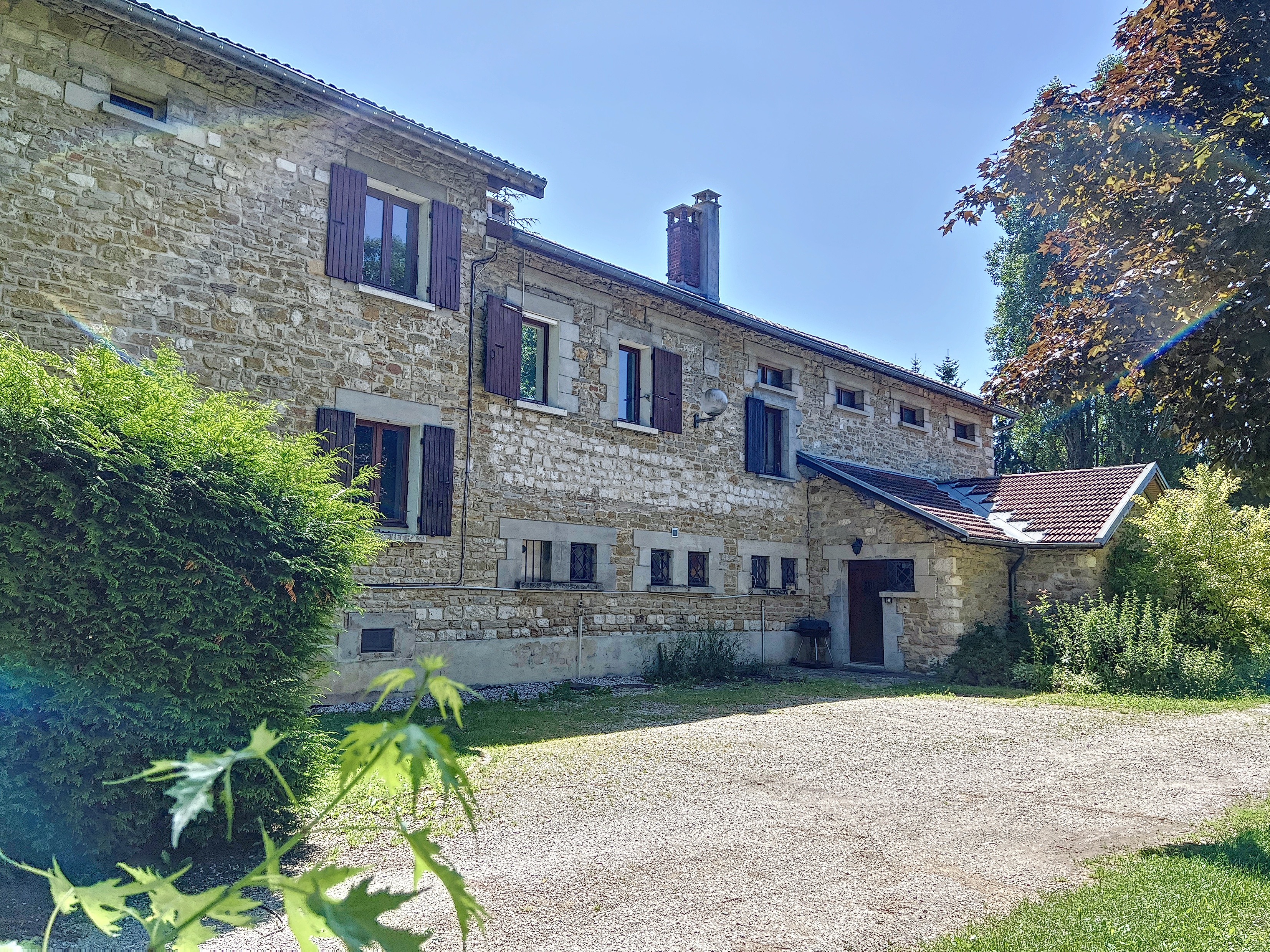 la structure abritant restaurant et hébergements vue sous un angle harmonieux