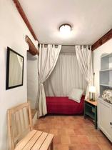 A l'étage, l'alcôve, lit simple