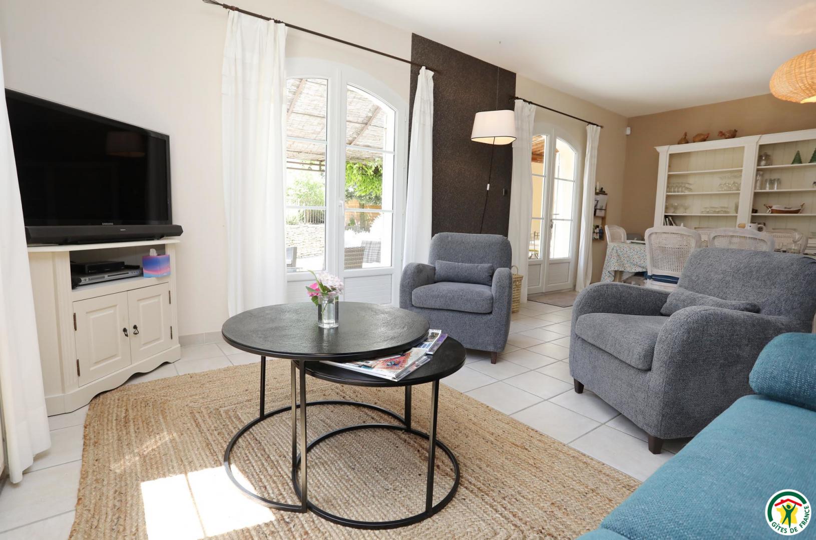 salon-salle à manger donnant sur la terrasse du gite avec 2 portes fenêtre