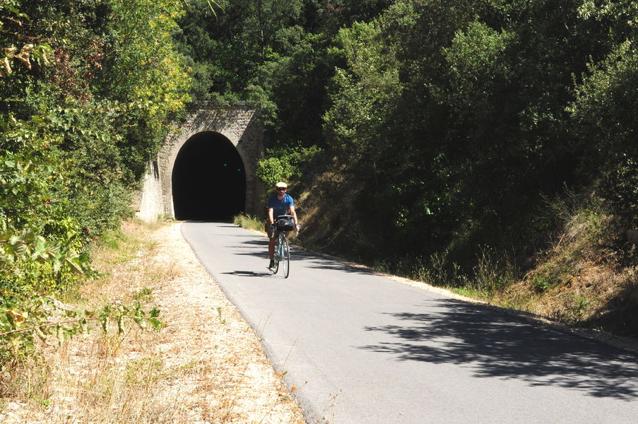 Piste cyclable sous le tunnel de Montfrin