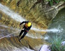 Descente en rappel de rivière en cascade