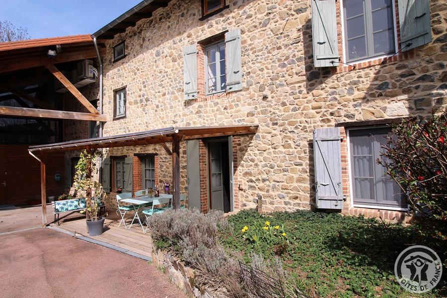 \'Gîte de Basse Comté\' (avec piscine chauffée) à Cublize (Rhône - Beaujolais Vert - Lac des Sapins) : la maison côté cour.