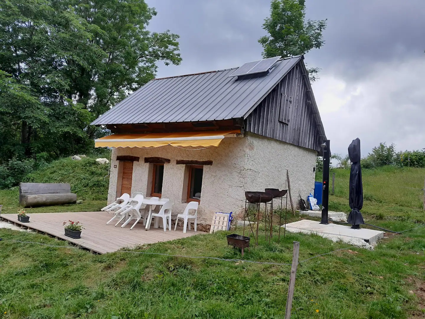 La cabane et sa terrasse