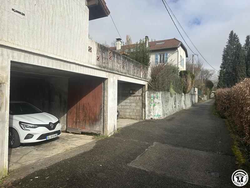 le garage mis à disposition (ne ferme pas)