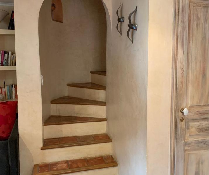 Les escaliers qui mènent aux chambres