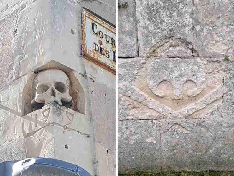 Une tête de mort sculptée dans le le mur d'une rue.