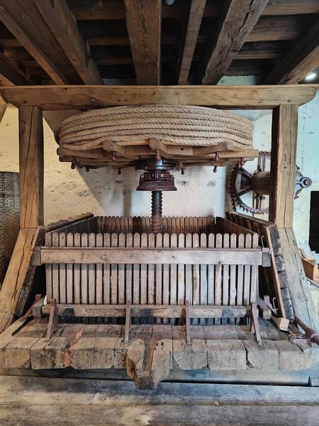 Vieux pressoir du château des Bachelards