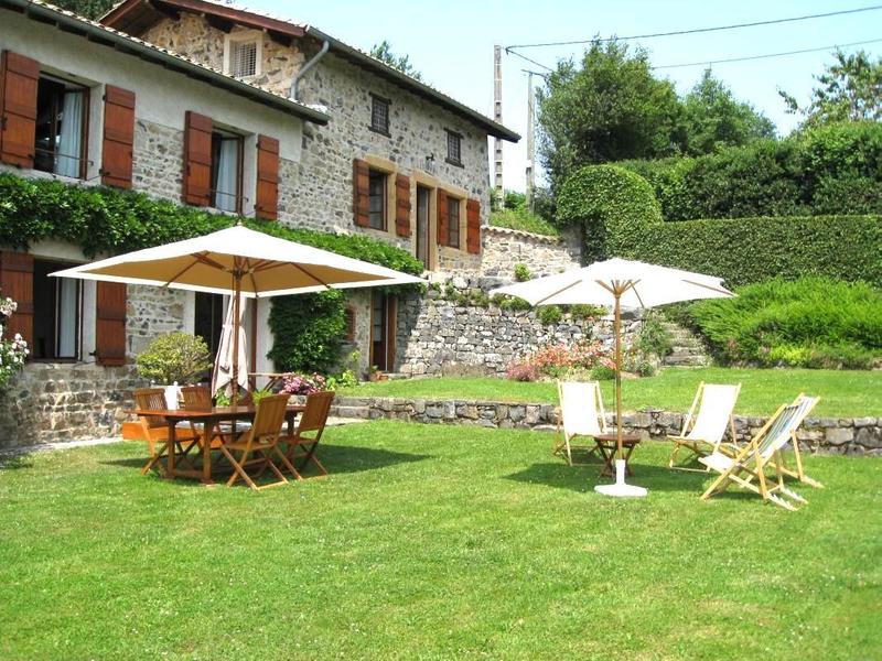 Gîte - 4 personnes - La Voisinée à Chenelette en Haut Beaujolais à proximité du Col des Echarmeaux dans le Rhône.