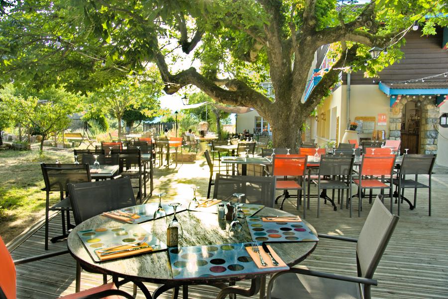Terrasse sous les arbres