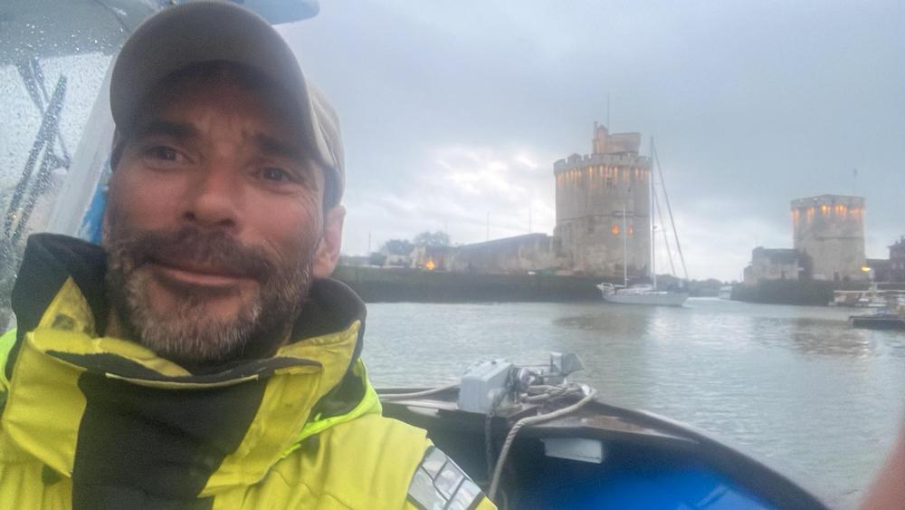 Selfie du capitaine partant en mer par un jour pluvieux.